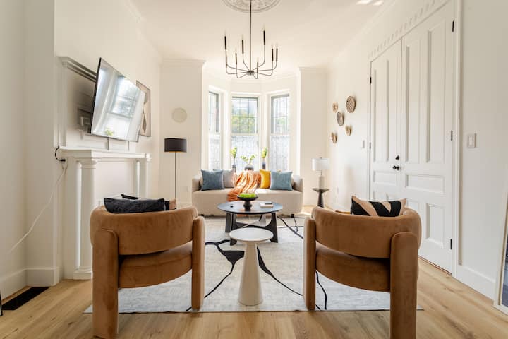 Historic Brownstone Retreat W/ Backyard & Parking - New York