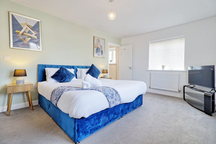 Chambre 1 avec salle de bain attenante, lit super king size qui peut être divisé en 2 lits simples, armoire intégrée, armoires de chevet, lampes, télévision, armoire intégrée et 2 tableaux,