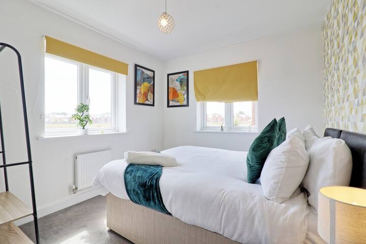 Chambre 3 avec lit king size qui peut être divisé en 2 lits simples, penderie, tables de chevet, lampe et 2 tableaux