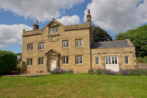 16th Century Family Friendly Home in Peak District