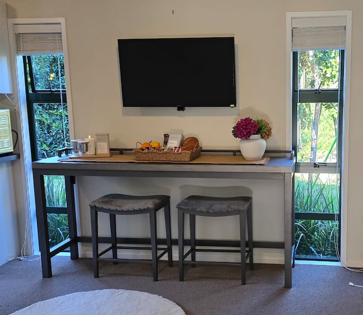 Трпезариска маса и столчиња во дневната соба.