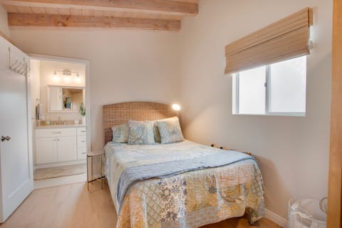 Top Airbnb: Kensington Canyon Haven - Studio in Mid City:Kensington Talmadge