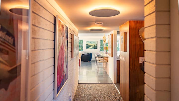 Pôsobivý vchod od predných dverí vedúcich do obývacej izby s originálnou kamennou podlahou.