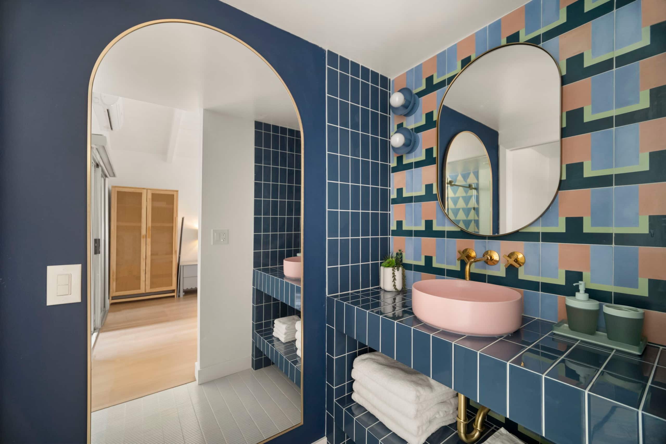 Designer Island Studio | AC + Private Patio - Image 1