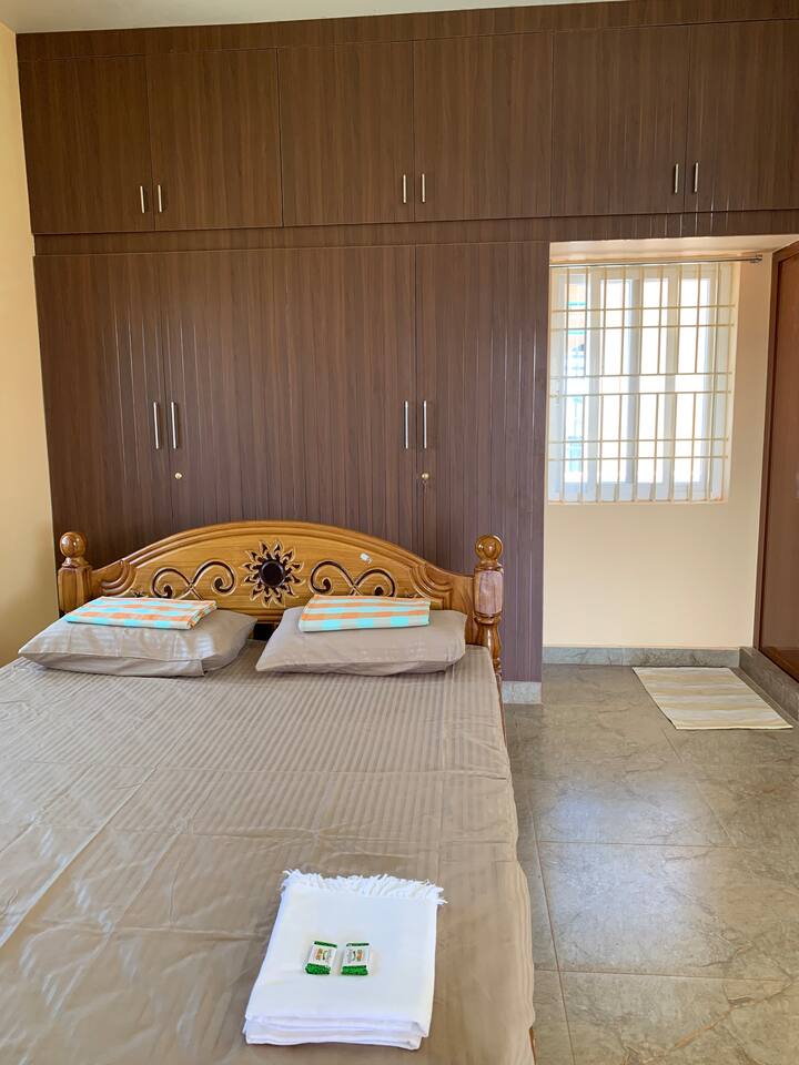 A1: Roof-top Stay Near Sri Ramanashramam - Tiruvannamalai