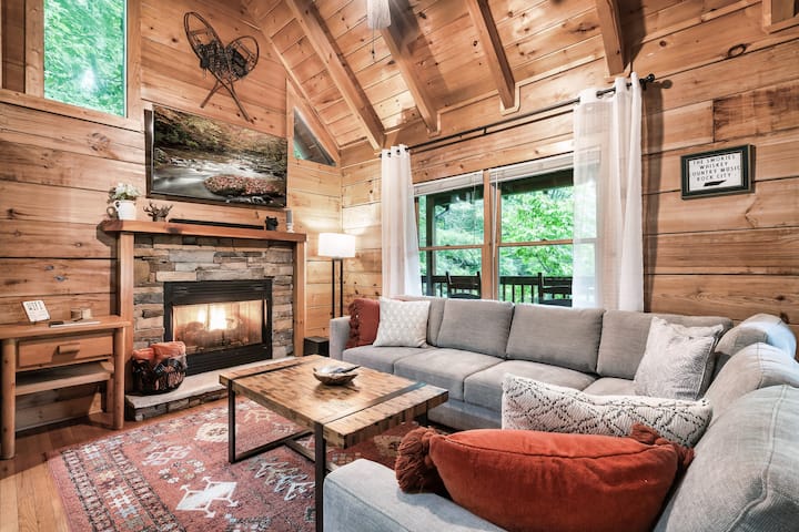 Rentoudu yläkerrassa tässä lämpimässä, kutsuvassa tilassa, jossa on kivitakka, suuri sohva ja rauhallinen metsänäkymä. Täydellinen paikka aikuisten keskusteluille tai rauhalliselle illalle takkatulen ääressä.