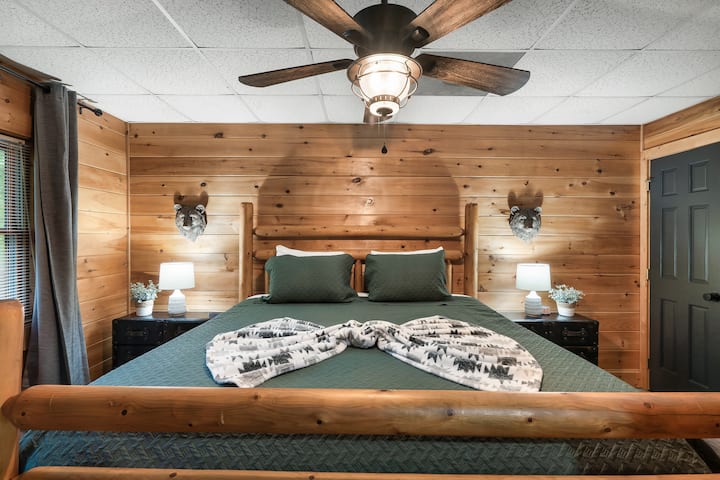 Toinen makuuhuone on mukava ja se on alemmassa kerroksessa. Se on täydellinen rauhalliseen yöuneen tai hieman ylimääräiseen yksityisyyteen toiselle pariskunnalle tai perheelle.