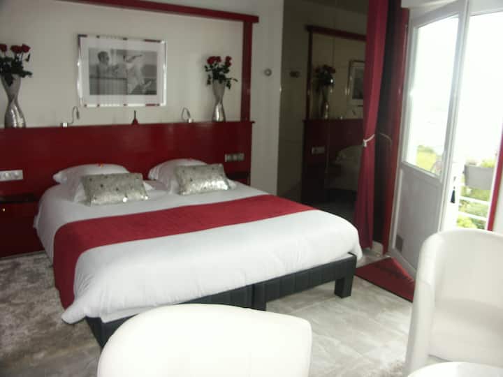 spavaća soba 27M2 s bračnim krevetom 180* 200. Svjetlosne igre, zrcala. Dvostruka balneo masažna kada sa zvjezdanim nebom. Sjedeća garnitura s TV-om, mini-hladnjak, aparat za kavu Nexpresso, čajnik. 