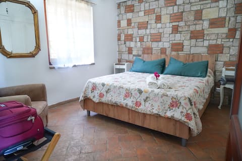 Cozy Villa with Lake Castle View and Pool