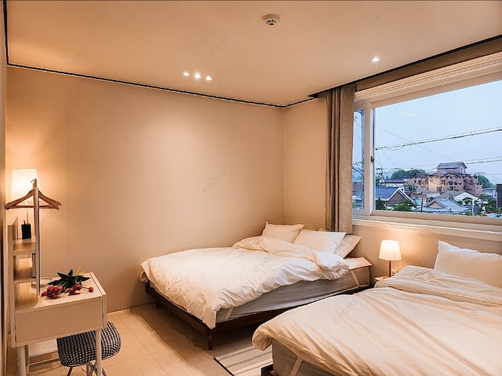 Het gezellige hotelachtige beddengoed maakt ‘vandaag‘ af en bereidt ’morgen’ voor.