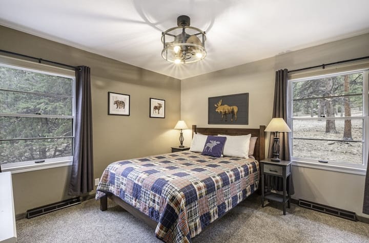 Chumba cha kulala cha sakafu kuu chenye kitanda cha malkia