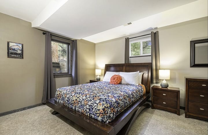 Chumba cha kulala cha Queen cha ghorofa ya chini