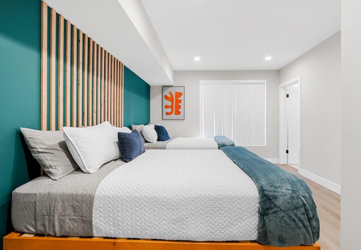 שתי מיטות קווין סייז נוחות עם חדר רחצה ושירותים צמוד.