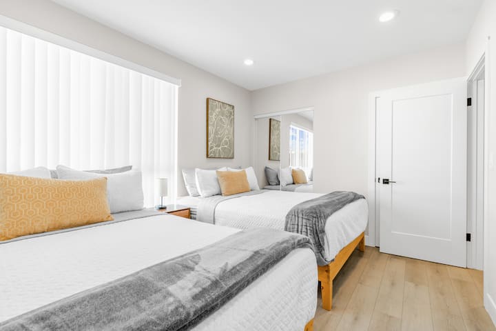 שתי מיטות קווין סייז נוחות עם חדר רחצה ושירותים צמוד.