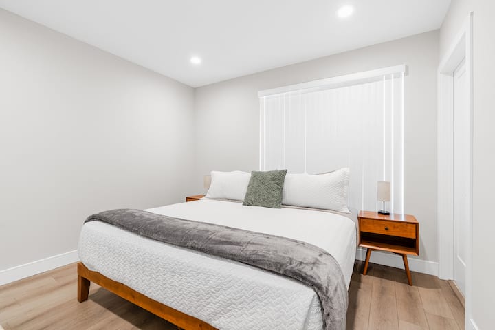 מיטת קינג סייז נוחה עם חדר רחצה ושירותים צמוד.