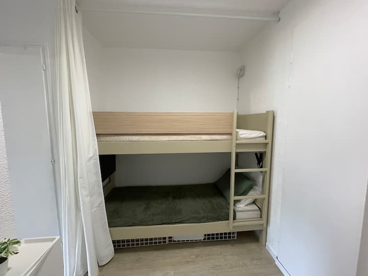 Krevate marinarë me televizor për krevatin e poshtëm