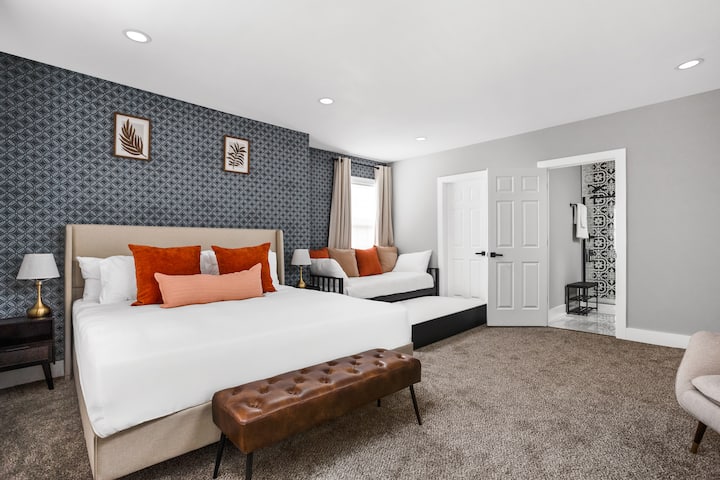 ห้องสวีทหลัก: จมดิ่งลงบนเตียงคิงไซส์ สตรีมรายการโปรดของคุณบนทีวีขนาด 65" และตื่นขึ้นพร้อมกับแสง ห้องน้ำในตัวมีที่อาบน้ำฝักบัวแบบเดินเข้าและตู้เสื้อผ้า เตียงเดย์เบดพิเศษพร้อมล้อเลื่อนสำหรับการพักผ่อนเพิ่มเติมสำหรับเด็กเล็ก เหมาะสำหรับหลังคอนเสิร์ตหรือท่องเที่ยวผ่อนคลาย