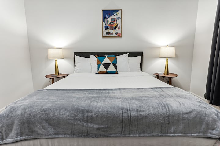 להירגע בנוחות ובסטייל בחדר השינה המודרני והמזמין הזה - מושלם לשינה נינוחה.