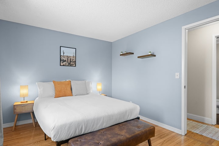 Уживајте во мирен ноќен сон во овој мирен простор со мека постелнина, дрвен под и топли, модерни детали.