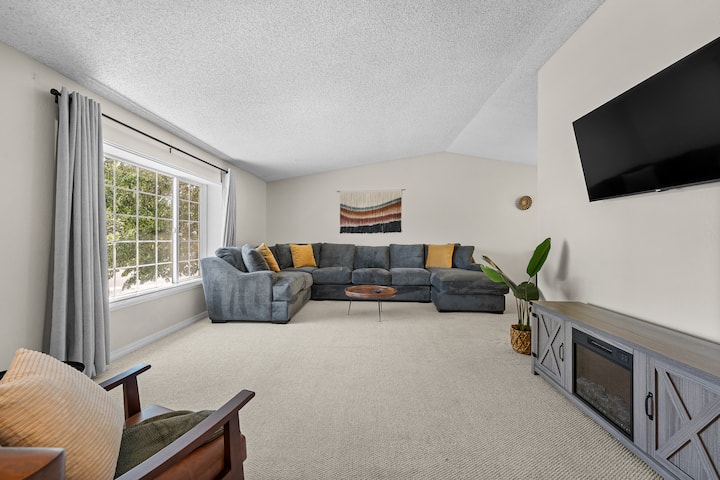 Светло, пространо и создадено за опуштање. Оваа удобна дневна соба има огромен дел, паметен телевизор и прозорец со слика кој овозможува природната светлина да се истури - совршена за филмски вечери или мрзливи утра со поглед.