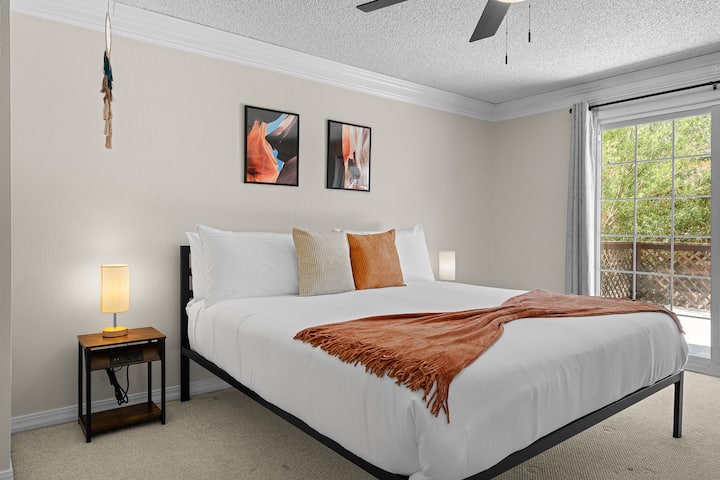 Спијте мирно и останете продуктивни . Совршен баланс на удобност и практичност со плишана постелнина, елегантен вентилатор на таванот и стилско домашно канцелариско катче.