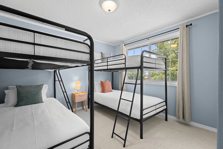 Сместете се со стил. Оваа весела спална соба со двокреветни кревети на спрат е идеална за деца или дополнителни гости, нудејќи удобни аранжмани за спиење и многу природна светлина.