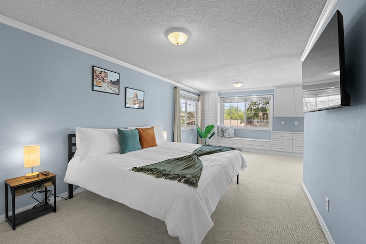 Оваа пространа, светла спална соба има удобен кревет, шарени акценти и мирна атмосфера за совршен ноќен одмор.