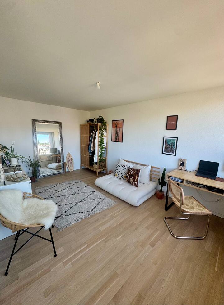 مكتب / غرفة نوم لضيفين إضافيين مع مساحة عمل مخصصة وشاشة عالية الدقة 28 بوصة