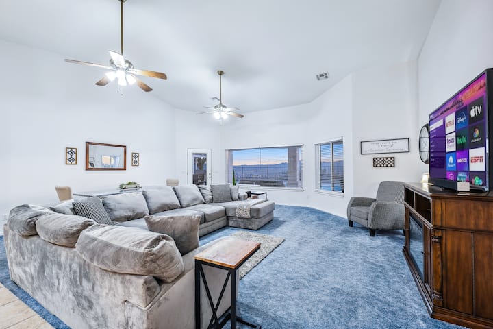 Stunning Views! | Pool | Arcade | 4bd | Sleeps 12 - Tropicana Laughlin