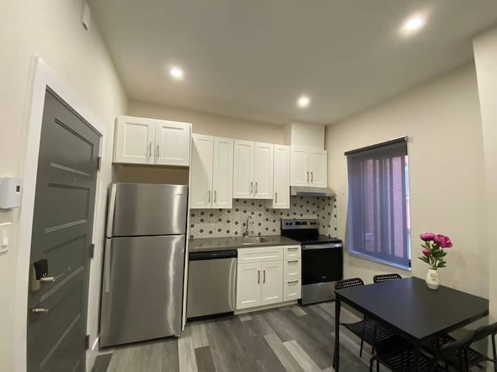 Cozy satys near Metro Montreal central location 405