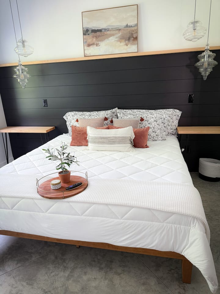 Relájate cómodamente con una acogedora cama tamaño king de Zinus y una luz matutina tranquila