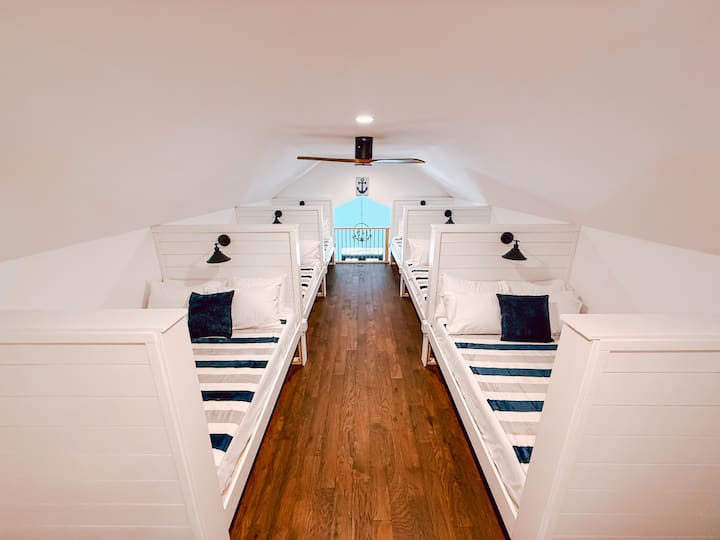 Bienvenido al mejor lugar para una fiesta de pijamas, tu escapada al loft cuenta con 6 camas de tamaño completo completamente nuevas, cada una con su propia luz de lectura y cargador incorporado. Acogedor, conectado y hecho para crear recuerdos, ¡sin límite de edad!