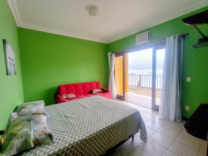 Во апартман 4, покрај брачен кревет (широк 150-179 см) и кауч на спуштање, има излез на терасата и поглед на базенот