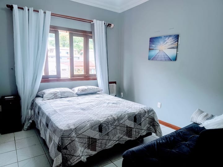 Во апартман 2 има брачен кревет (широк 150-179 см), кауч на спуштање и приватна бања