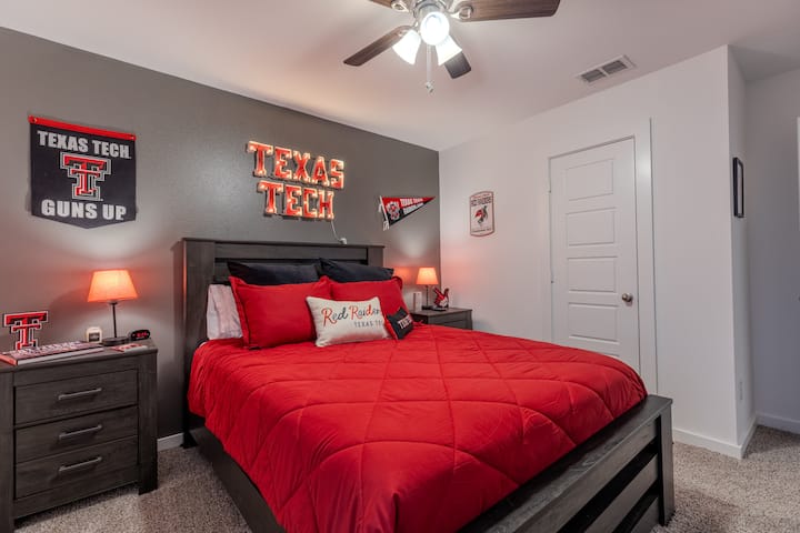 Privékamer met Red Raider spirit! Perfect voor een bezoek aan Texas Tech, speeldagen of campus-evenementen. Gezellig bed, gedeelde woning en een echte Lubbock-sfeer.