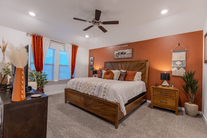 Geniet van comfort in Texas-stijl in deze eigen slaapkamer. Gezellig bed, schone gedeelde ruimtes en een vriendelijk huis dat precies goed aanvoelt.