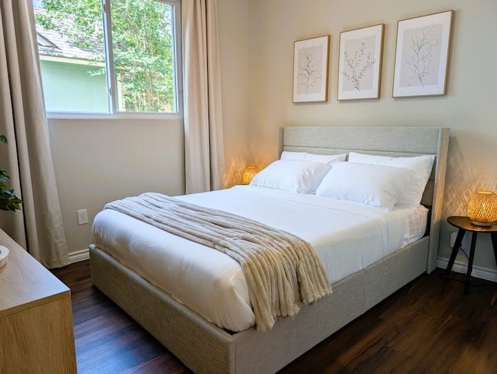 غرفة نوم مريحة مع سرير مريح وإضاءة ناعمة وتلفزيون ذكي 55 بوصة