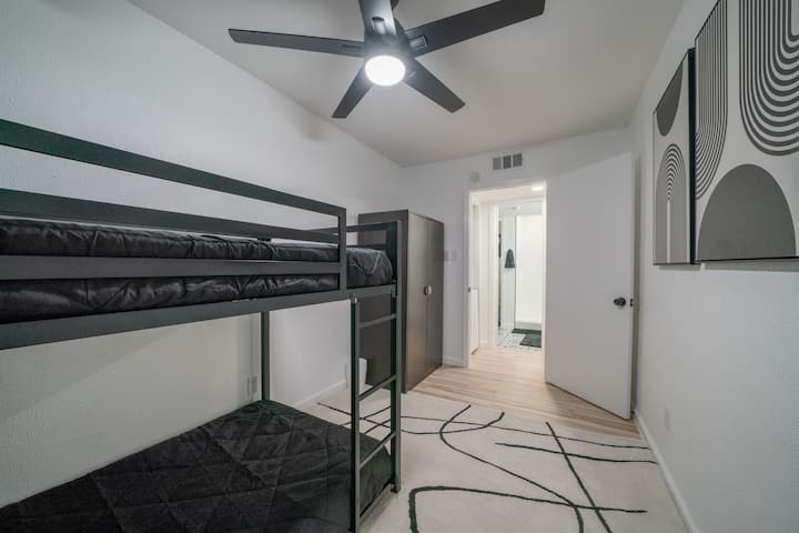 Chambre 2 | Lit superposé | Ambiance minimaliste, confort maximal. Conçus pour une excellente nuit de sommeil