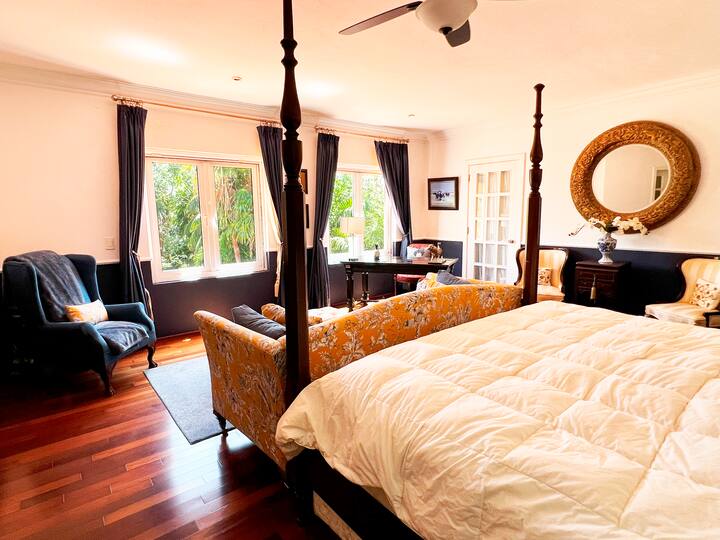 主卧配备四柱床和复古沙发
经典风格，木质细节和温暖的纺织品，非常适合寻求舒适和优雅的情侣。