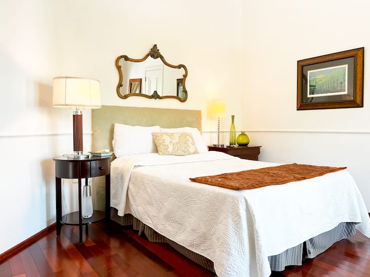 房间采用柔和的色彩、经典的细节和完全的舒适度，让您享受良好的休息。