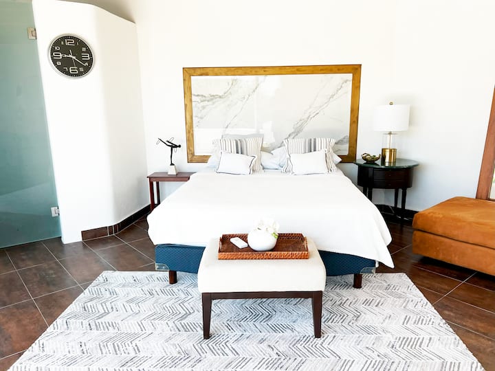 卧室配有一张标准双人床，采用简约设计
房间优雅明亮，配备现代家具，是休息的理想空间。