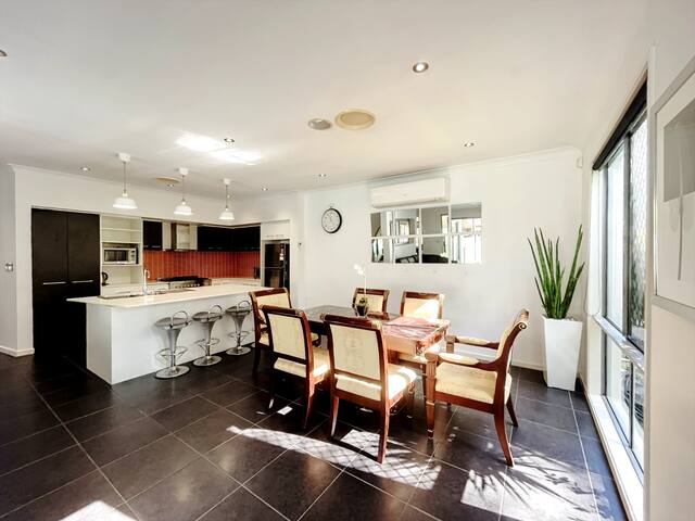 4 Ensuites|Patio Pool BBQ Billiards Media Room gallery image 3