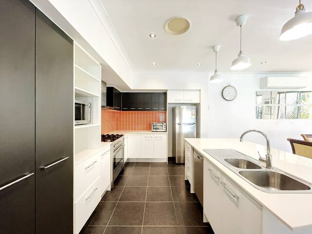 4 Ensuites|Patio Pool BBQ Billiards Media Room gallery image 2