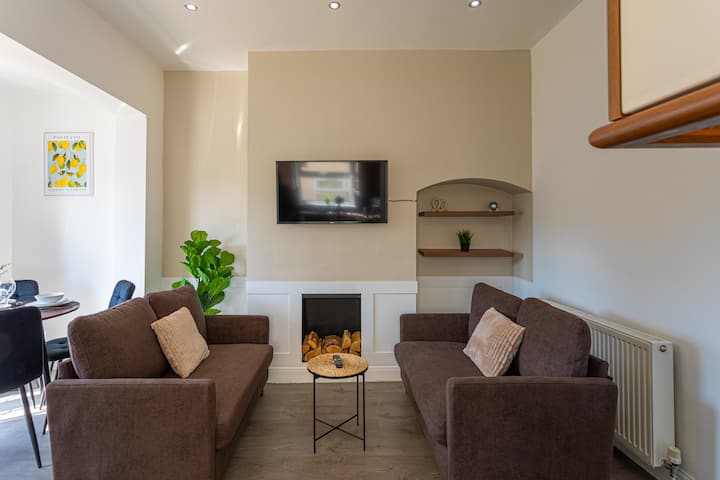 4-bed House| Sleeps 7 |Free Parking| Wolverhampton - 울버햄프턴