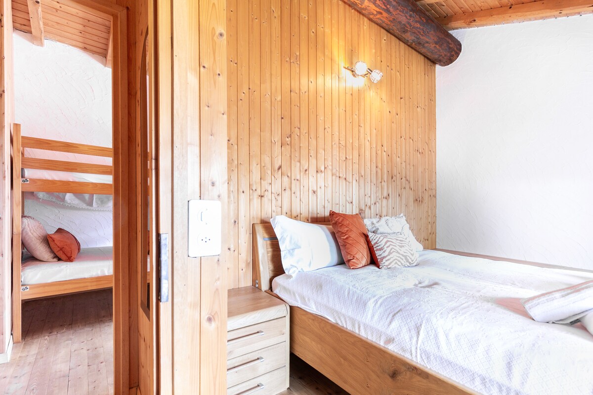 房间舒适，配有一张双人床和温暖的木板。 你理想中的临时住所