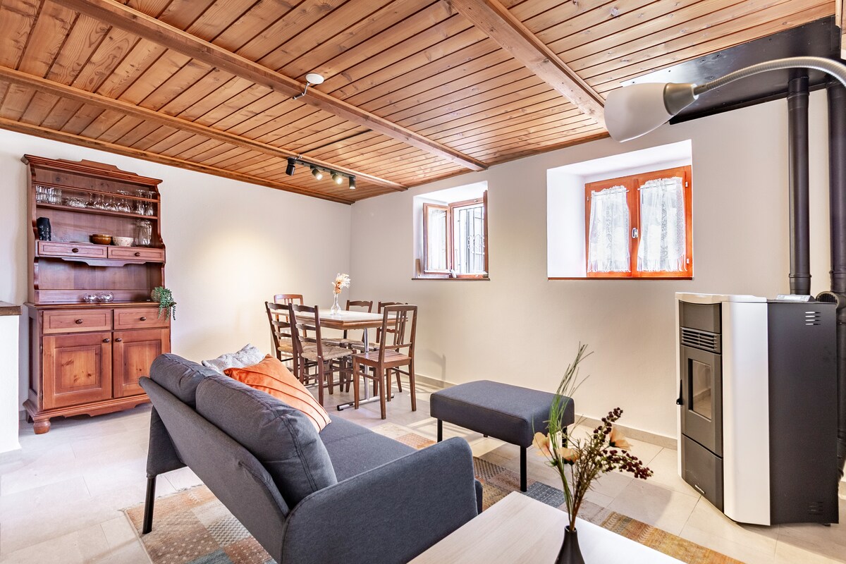 客厅舒适，配有沙发和用餐区。 非常适合放松和欢乐的晚餐