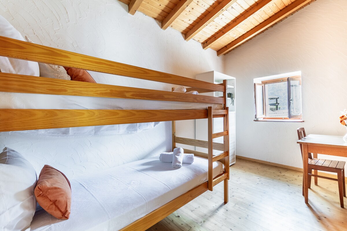 在我们的双层床上睡个好觉。 为所有房客提供实用舒适的空间