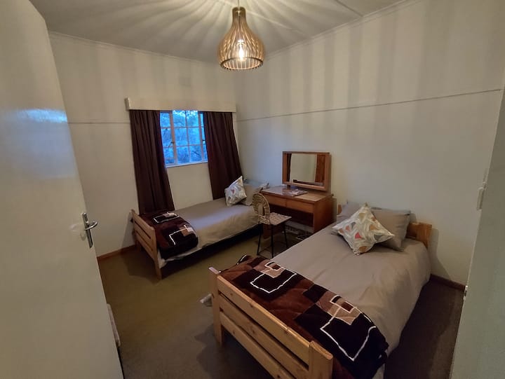 Dos camas individuales con su propio acceso exterior y sábanas calefaccionadas