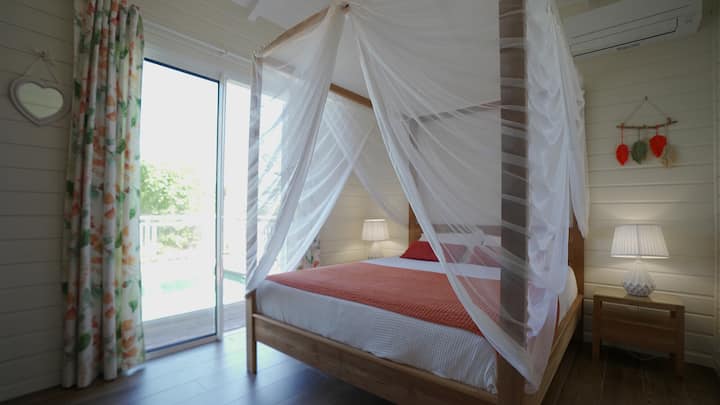 Главен апартамент без стъпала с директен достъп до басейна. Двойно легло (160 X 200), мрежа против комари, климатик, самостоятелна баня с душ кабина и самостоятелен тоалетна. Гарантиран комфорт и уединение.