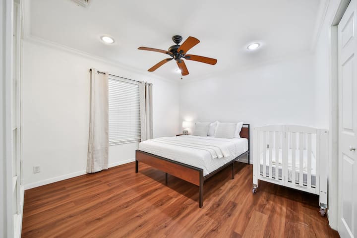 Un lit de bébé pliable se trouve dans le placard de la chambre avec une couverture pour bébé.